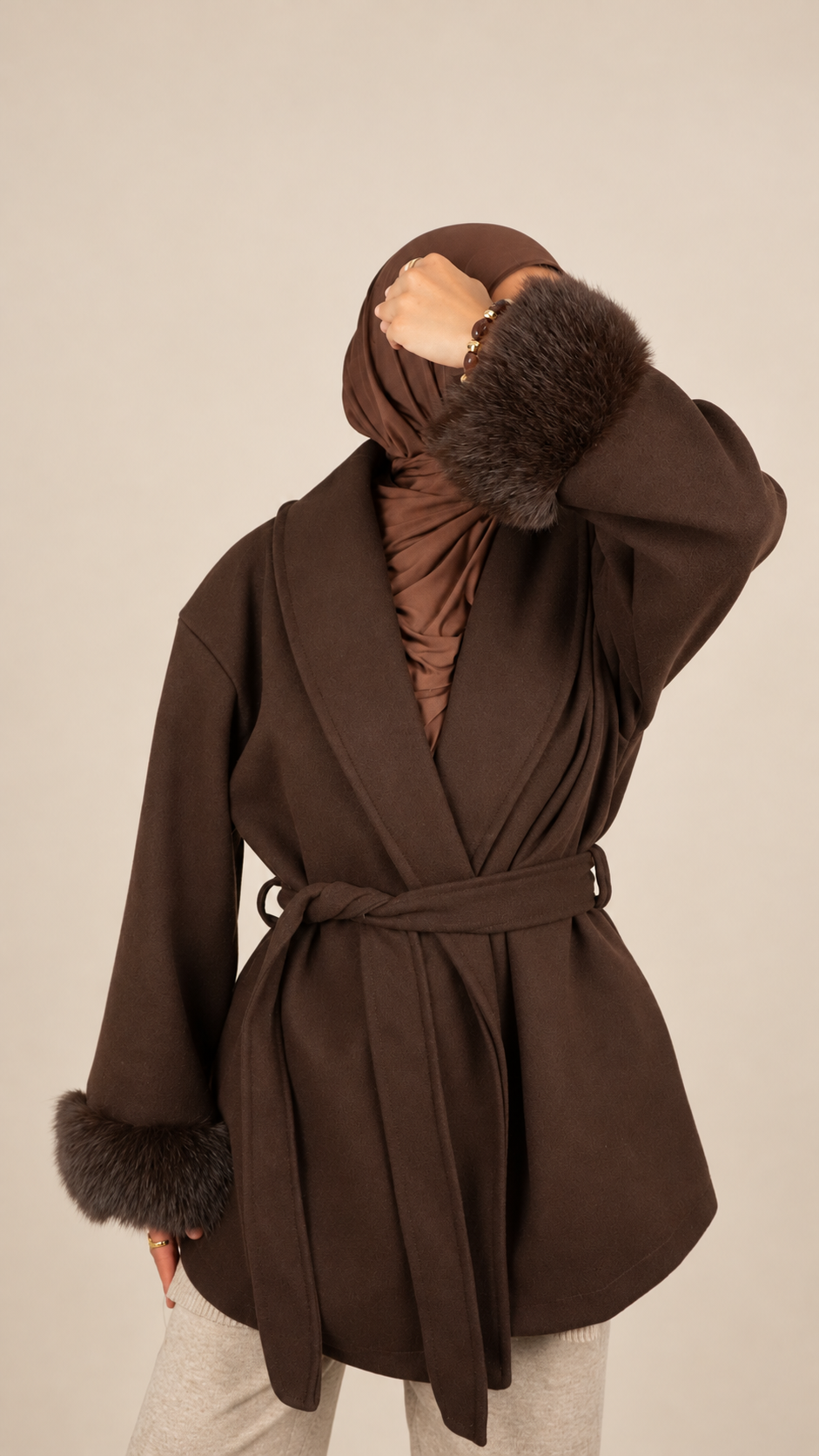 Manteau ceinturé Élégance   Détails effet fourrure