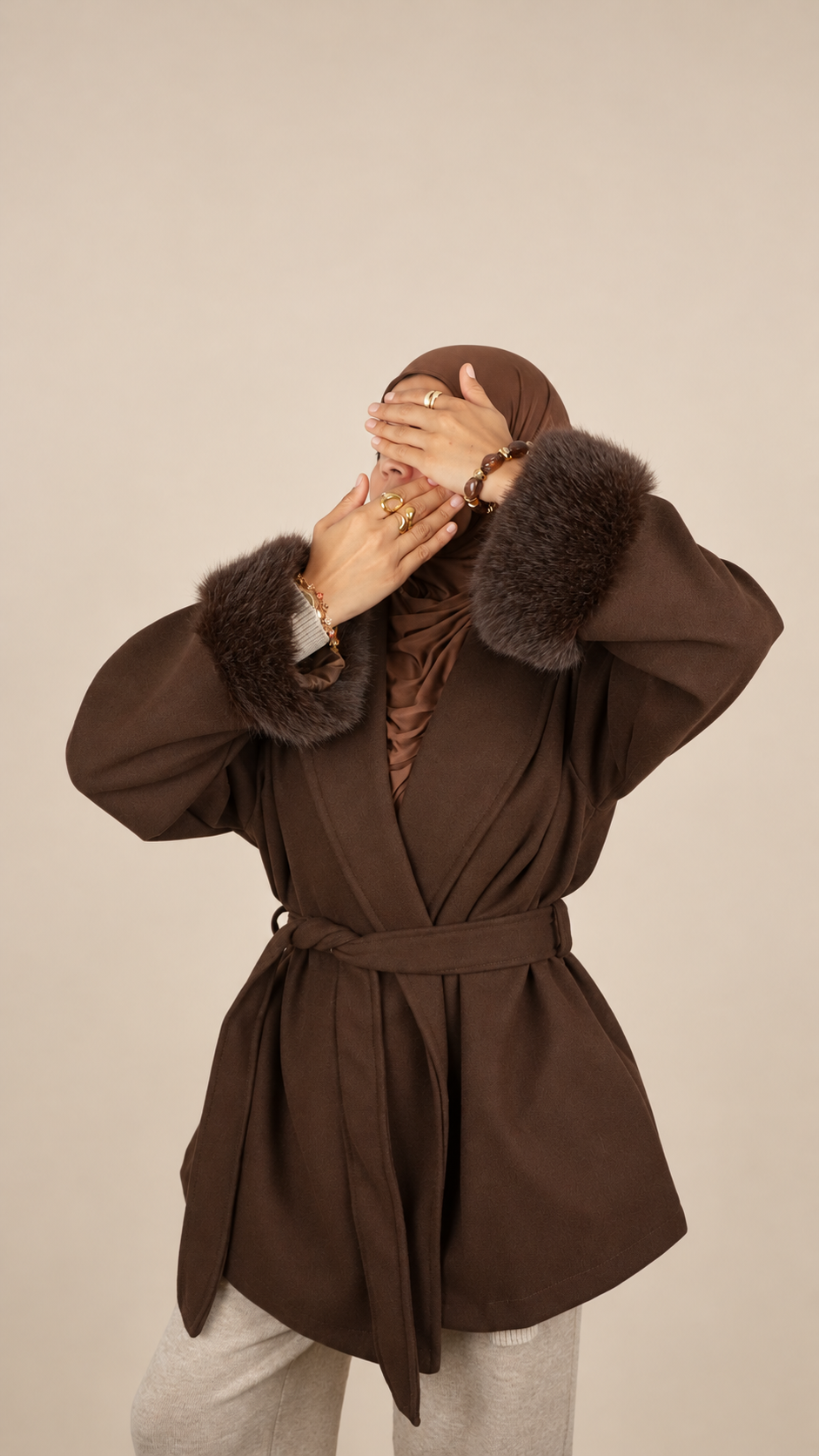 Manteau ceinturé Élégance   Détails effet fourrure