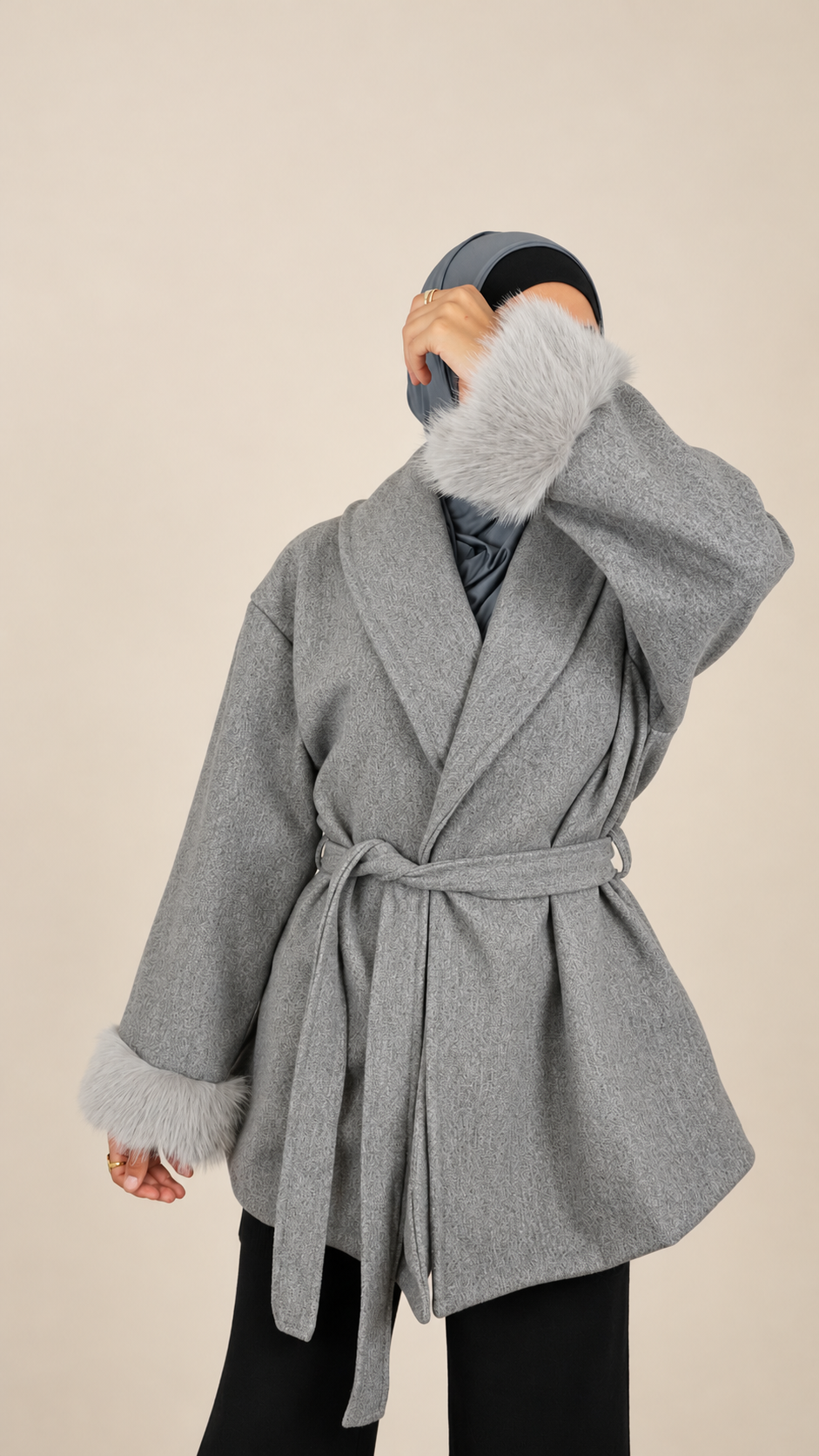 Manteau ceinturé Élégance   Détails effet fourrure