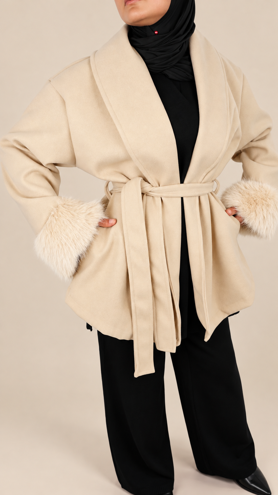 Manteau ceinturé Élégance   Détails effet fourrure