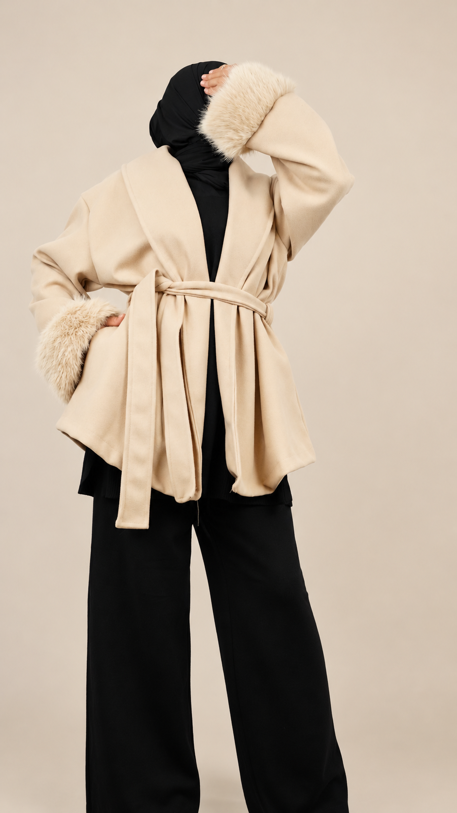 Manteau ceinturé Élégance   Détails effet fourrure