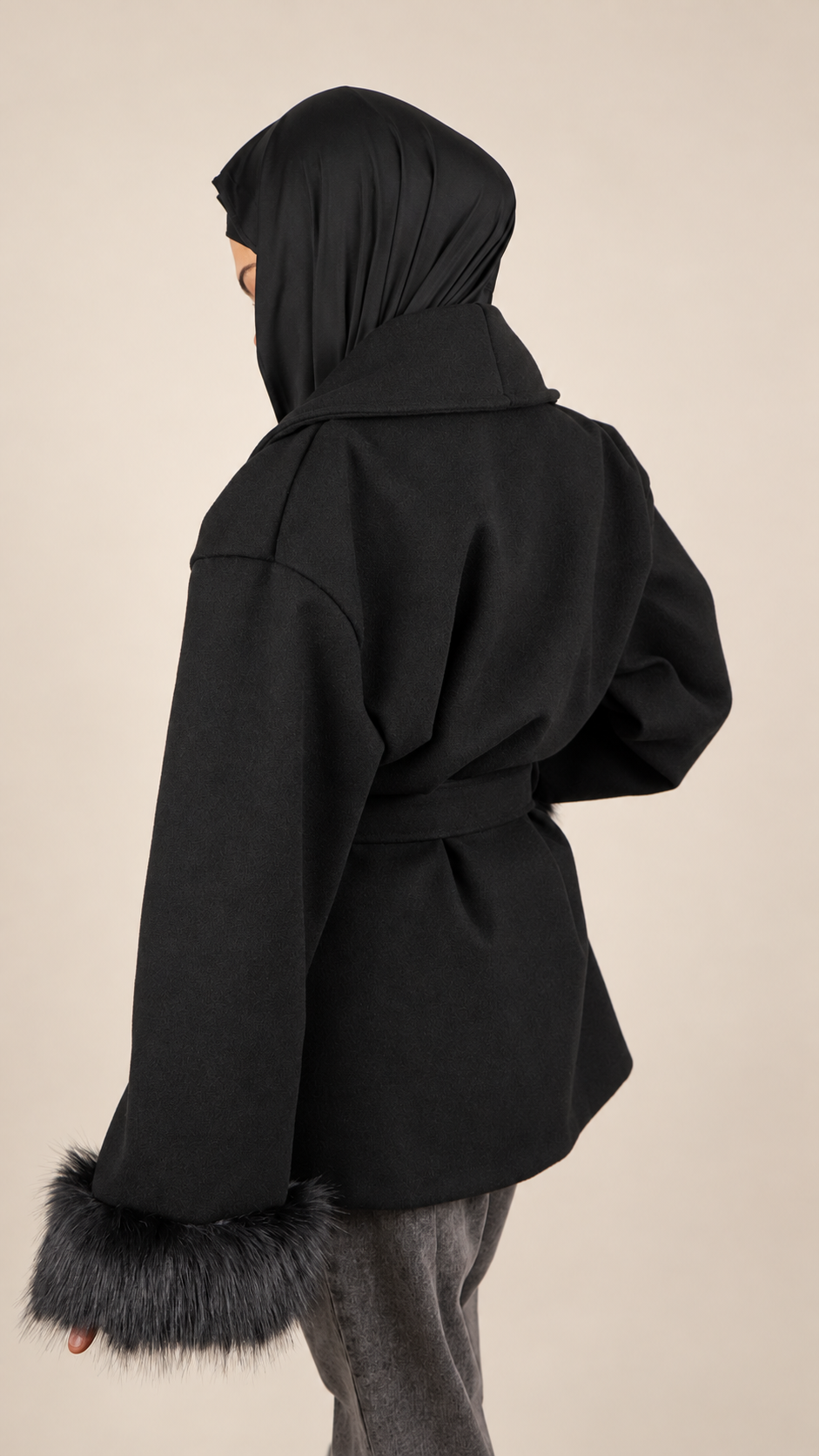 Manteau ceinturé Élégance   Détails effet fourrure