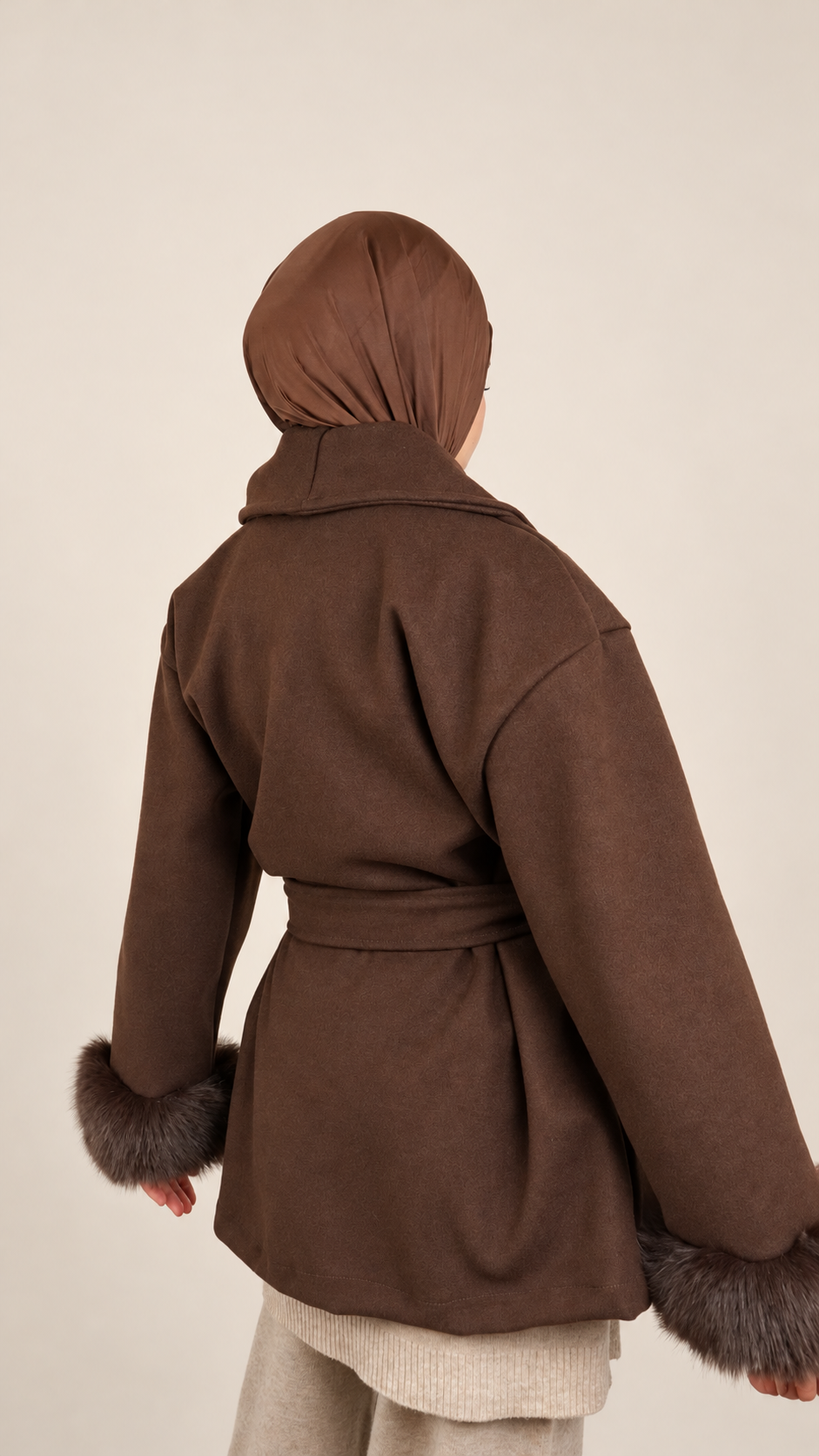 Manteau ceinturé Élégance   Détails effet fourrure