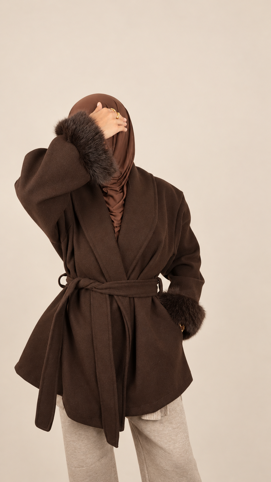 Manteau ceinturé Élégance   Détails effet fourrure
