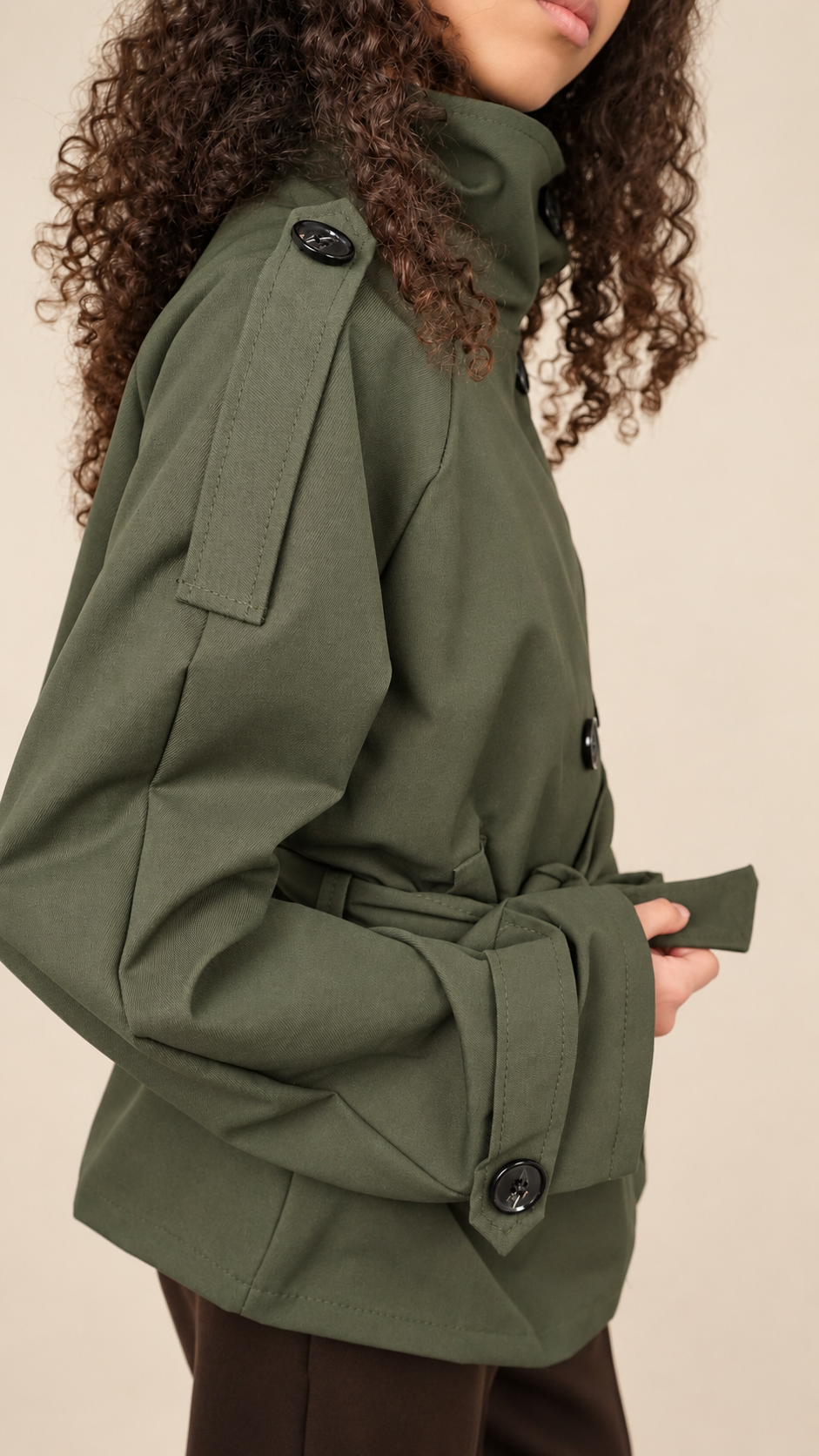 Trench court ceinturé pour femme