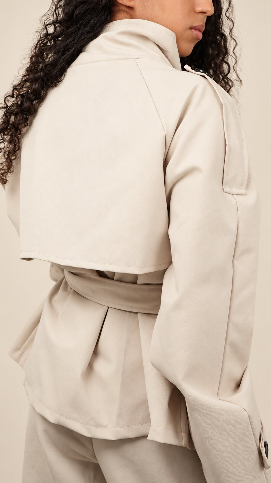 Trench court ceinturé pour femme