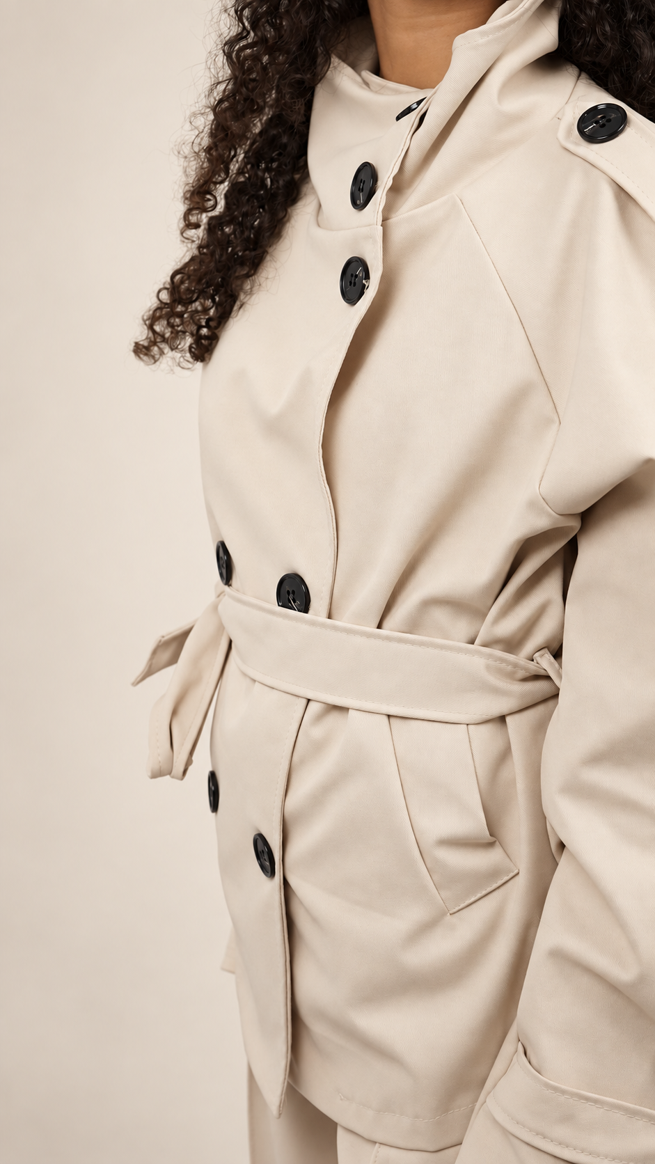 Trench court ceinturé pour femme